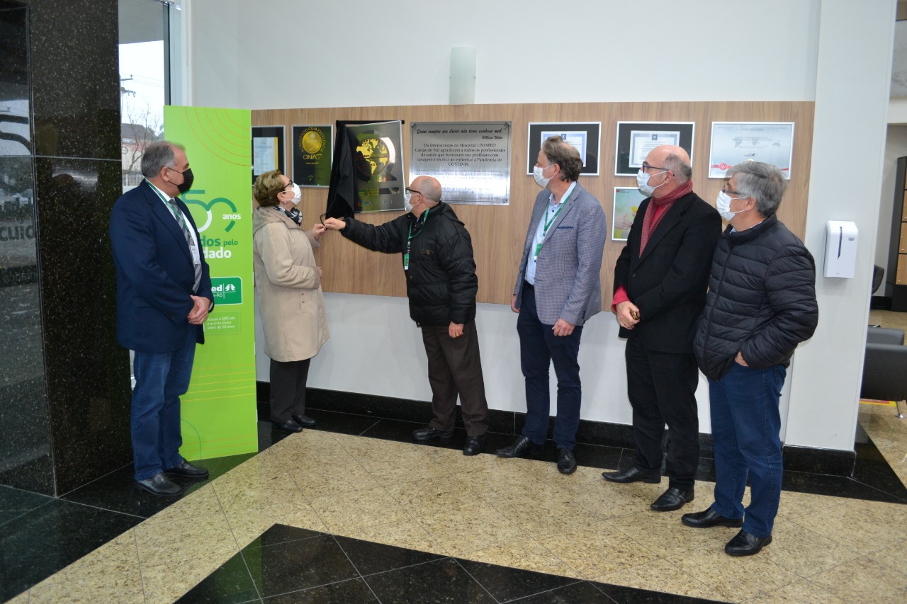 Descerrada placa da Acreditação QMentum Internacional, obtida pela Unidade Materno-Infantil do Complexo Hospitalar Unimed Nordeste-RS