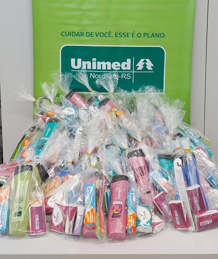 No Dia do Idoso, funcionários da Unimed doam kits para o Lar da Velhice