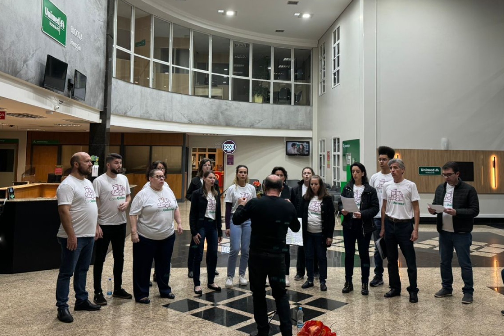 Em homenagem ao Dia das Mães, Coro Unimed se apresenta no Complexo Hospitalar da cooperativa, em Caxias do Sul